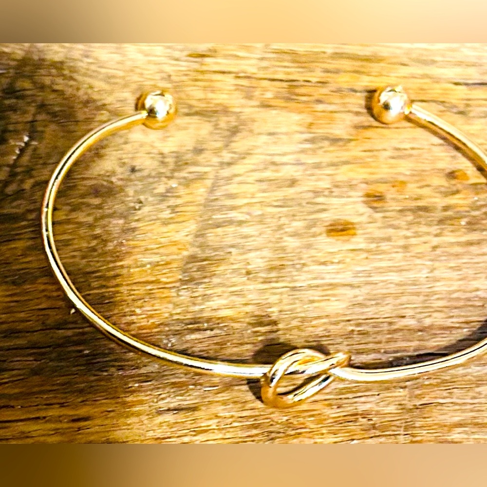 NIB  LOVE-KNOT BANGLE  !  GOLD TONE OS FLEX  SIZE SPECIAL GIFT 🎁 ❤️💛 VALENTINENE